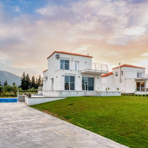 Μοντέρνα Κατοικία στον Μπουρνώντα
